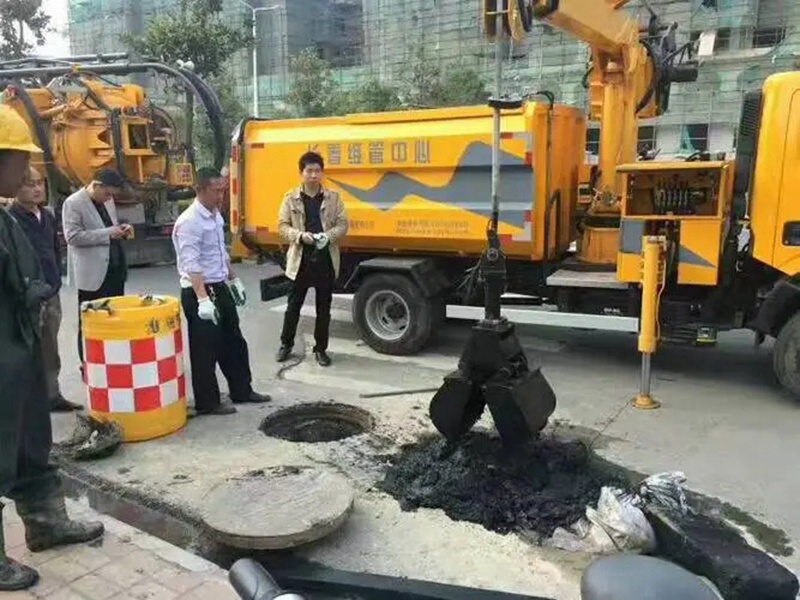 苍溪街道：网格员化身“清道夫”，为民解忧疏通“堵心”化粪池