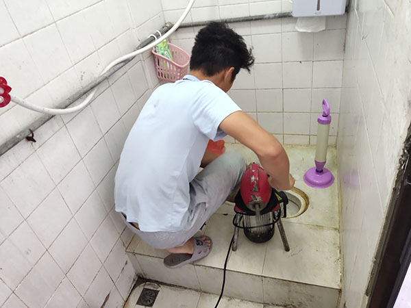 苍溪管道堵塞冒臭气 专业师傅现场解决问题