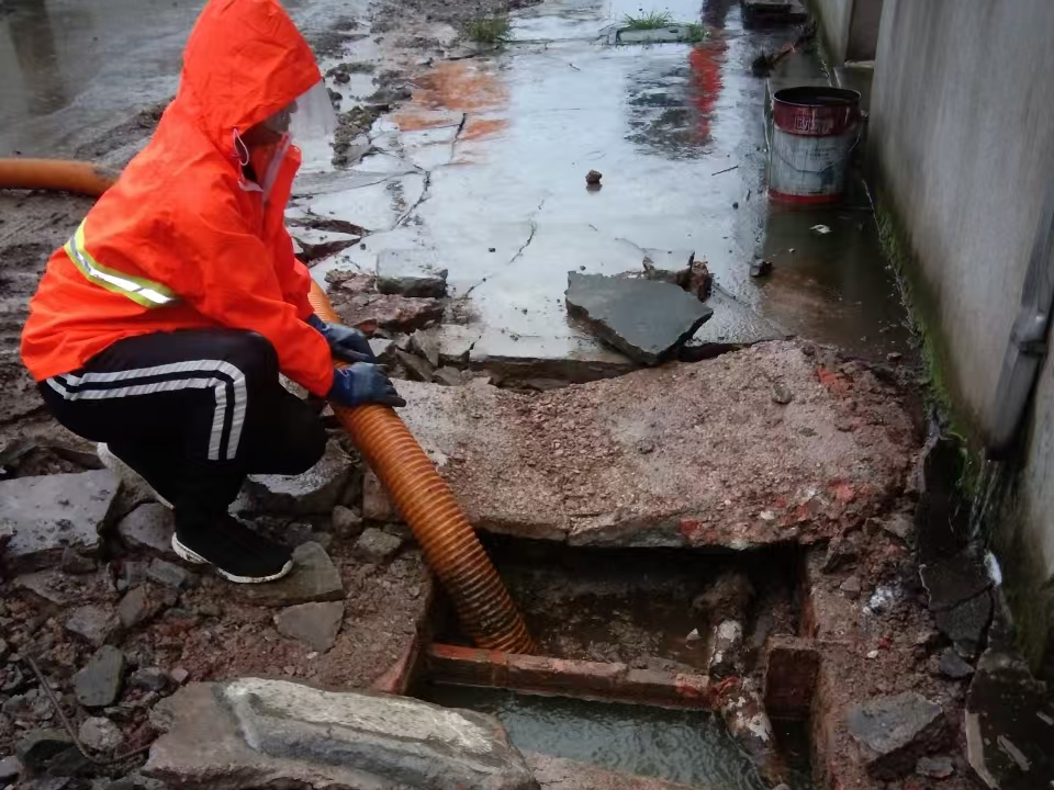 苍溪专业清理污水池 炜誉市政以规范流程守护城市 “肠道”