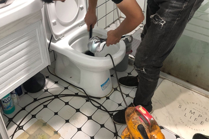 苍溪马桶堵塞自己疏通还是找师傅？专业上门服务让你省时更省心